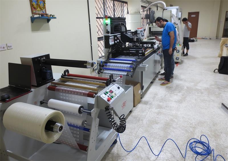 A instalação da máquina de impressão de tela R2R